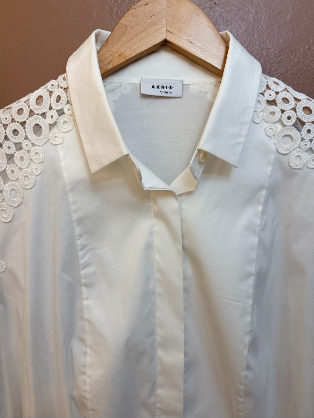 Akris Punto Ivory Button-Front Shirt with Lace-Detail Shoulders